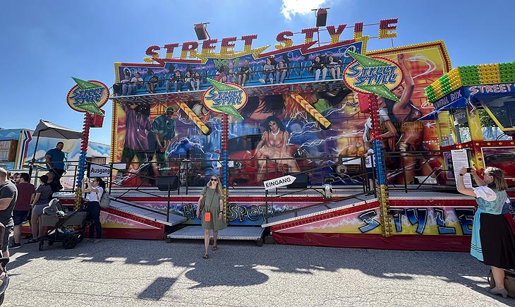 Street Style - ein Fahrgeschäft Typ Scheibenwischer" von Mölter aus Coburg  (@Foto: Martin Schmitz)